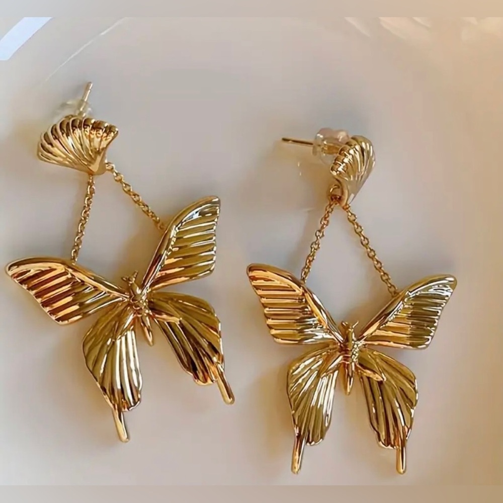 🦋 Golden Butterfly Dangle Earrings - Picture 2 of 9